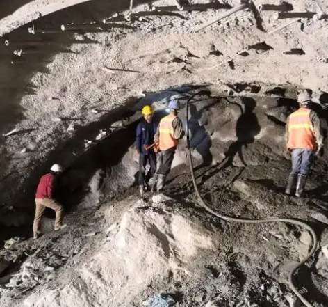 青河隧道拱顶带模注浆料，微膨胀注浆料的特点及施工工艺